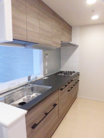 ウォールナット×ブラックでシックなキッチンに